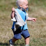 Lucas, geboren im März 2021, kann jetzt nämlich schon laufen, und mit flinken Beinchen flitzt der Kleine über den Rasen.