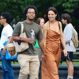 Katie Holmes geht es gerade richtig gut! Das ist ihr anzusehen. An der Seite ihres Freundes Bobby Wooten III schlendert die Schauspielerin durch New York. Dafür hat sie sich einen denkbar bequemen Look ausgesucht. Im Overall in einem warmen Karamellbraun drückt und kneift nichts, es lässt sich einfach herrlich entspannt spazieren. Dazu kombiniert Katie simple Sneaker in Schwarz. 