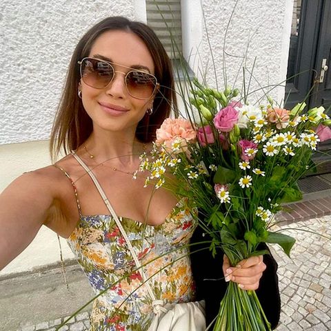 Mandy Capristo mit Blumenstrauß