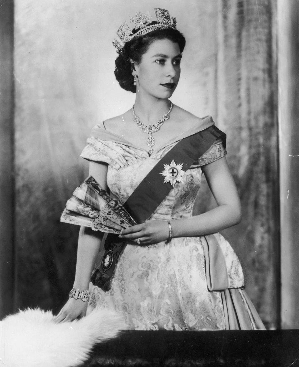 Queen Elizabeth trägt die "Nizam von Hyderabad"-Kette auf einem Selbstporträt aus dem Jahr 1955. 
