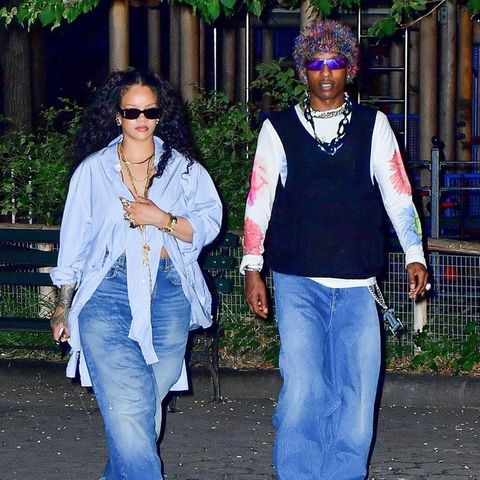 Rihanna und Asap Rocky unternehmen einen nächtlichen Spaziergang durch New York. Die Sängerin stylt Jeans und ein großes Hemd mit Schlitzen. Dazu layert sie viele goldene Ketten übereinander. Ringe, Armband und Ohrringe passen zusammen. Auch Asap Rocky entscheidet sich für Baggy-Jeans. Dazu trägt er ein gemustertes Shirt und einen Pullunder. Die Sonnenbrillen schirmen das Paar vor neugierigen Blicken ab.