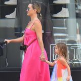 Kate Hudson und ihre Tochter Rani machen sich einen schönen Tag in New York City und sehen in ihren aufeinander abgestimmten Kleider einfach umwerfend aus. 