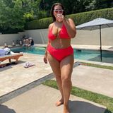 Wow, wow, wow! Tiefenentspannt und mit einen kühlen Drink in der Hand lässt es sich Ashley Graham bei einem Tag am Pool so richtig gut gehen. Der leuchtend rote Bikini des Models lässt seinen Teint noch mehr strahlen und die farblich passende Sonnenbrille versprüht pure Sommer-Vibes.