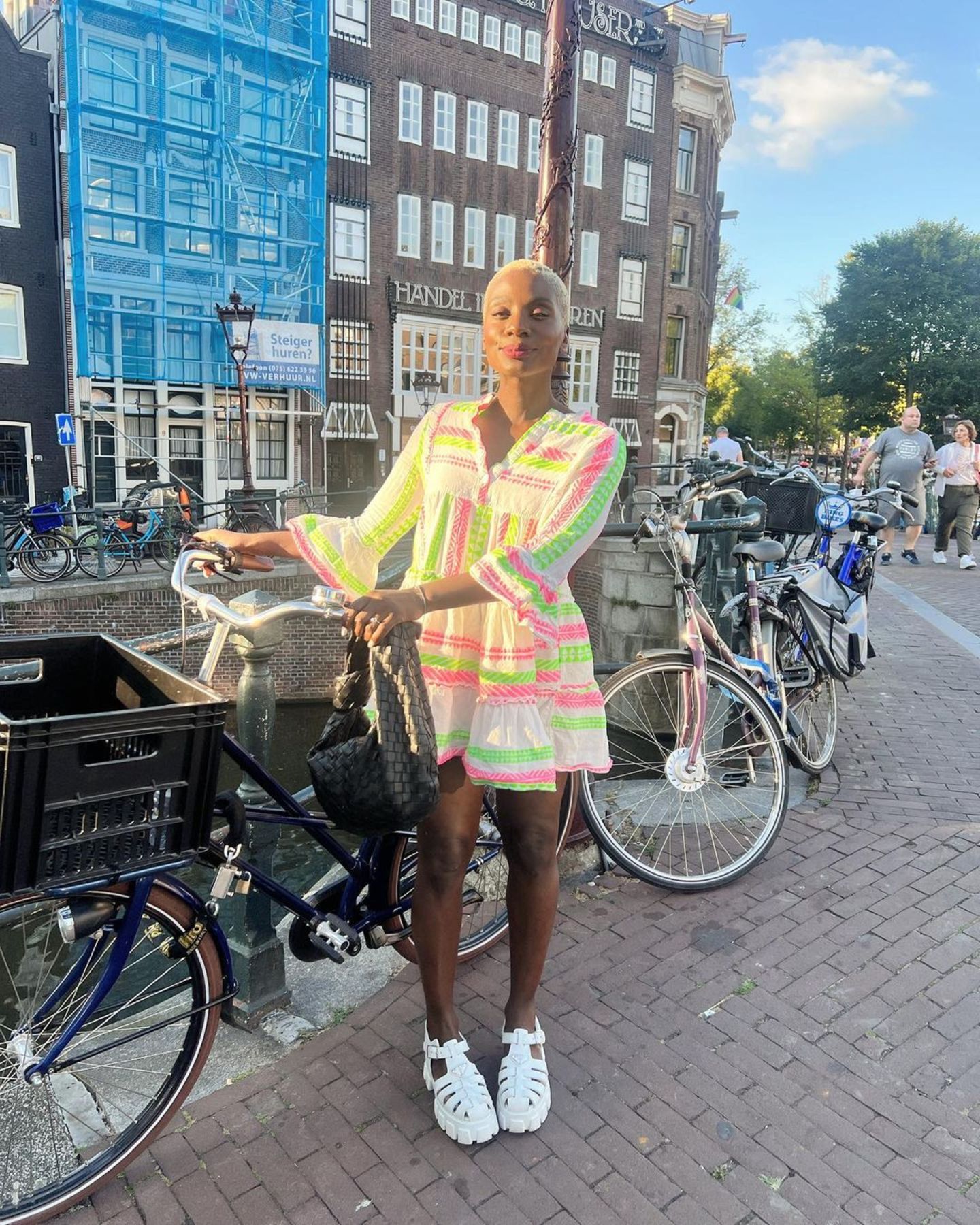 So wie es sich gehört: Nikeata Thompson entdeckt Holland mit dem Fahrrad. Gemeinsam mit ihrem Verlobten genießt die Choreografin ihren Geburtstags-Trip. In einem luftigen Minikleid und coolen Sandalen lächelt sie für ihre Instagram Follower:innen. Die angesagte Bottega Veneta Tasche darf bei dem Ausflug auf jeden Fall nicht fehlen.   