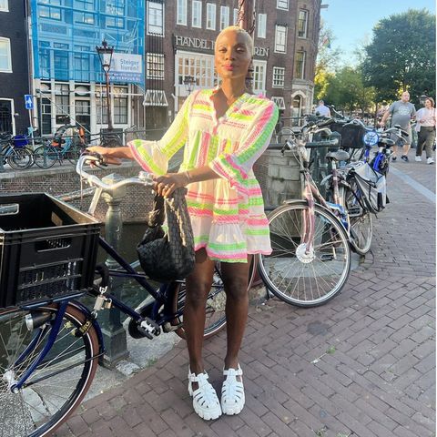 So wie es sich gehört: Nikeata Thompson entdeckt Holland mit dem Fahrrad. Gemeinsam mit ihrem Verlobten genießt die Choreografin ihren Geburtstags-Trip. In einem luftigen Minikleid und coolen Sandalen lächelt sie für ihre Instagram Follower:innen. Die angesagte Bottega Veneta Tasche darf bei dem Ausflug auf jeden Fall nicht fehlen.   