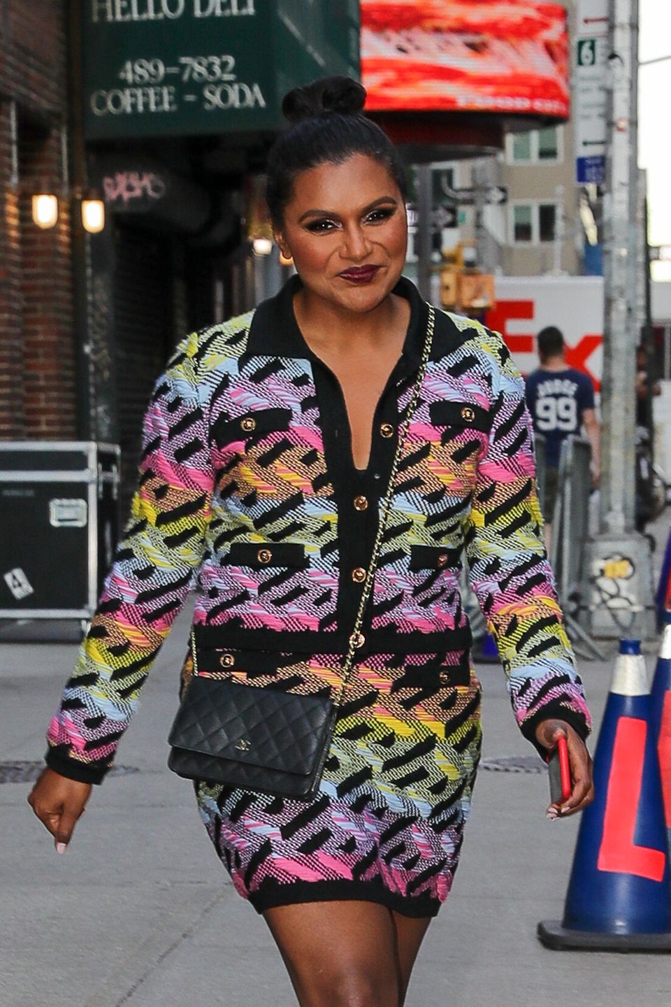 In einem wunderschönen Zweiteiler-Set von Versace verlässt Mindy Kaling die "The Late Show" in New York und bringt mit ihrem Outfit Farbe in die Großstadt. Den Look komplettiert sie mit einer klassischen Umhängetasche von Chanel. Elegant, aber lebhaft! Auch Anne Hathaway ist Fan des Zweiteilers ... In einem wunderschönen Zweiteiler-Set von Versace verlässt Mindy Kaling die "The Late Show" in New York und bringt mit ihrem Outfit Farbe in die Großstadt. Den Look komplettiert sie mit einer klassischen Umhängetasche von Chanel. Elegant, aber lebhaft! Auch Anne Hathaway ist Fan des Zweiteilers ...