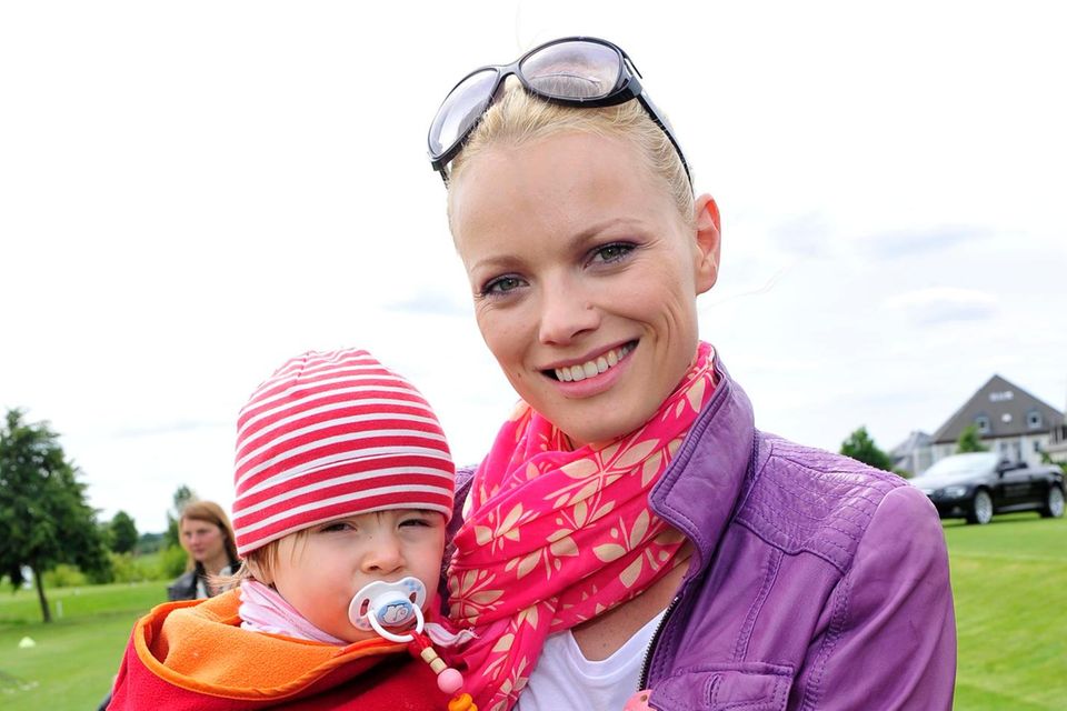 Franziska Knuppe mit ihrer Tochter Mathilda im Jahr 2009