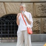 Sie zeigt DAS Sommer-Outfit zum Nachmachen! Im coolen Look zeigt Gwyneth Paltrow sich nach einer Verabredung. Ihr schlicht gehaltenes Outfit wird mit einer knalligen Tasche aufgewertet. Das Orange von der Umhängetasche harmoniert traumhaft mit ihrer weißen Bluse und beigefarbenen Shorts. Ein Look, der zu vielen Anlässen tragbar ist. 