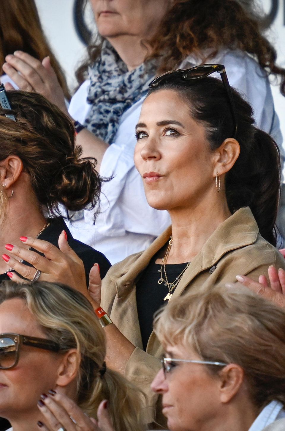 Kronprinzessin Mary trägt zu ihrem eher schlichten Outfit viel Schmuck und hat knallrot lackierte Fingernägel. Kronprinzessin Mary trägt zu ihrem eher schlichten Outfit viel Schmuck und hat knallrot lackierte Fingernägel.