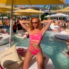 Dresscode: Bikini. Mit diesem sexy Schnappschuss kommt man richtig ins Schwitzen. Anna Ermakova wirft sich in Schale und teilt den Anblick mit ihren Instagram Follower:innen. In einem knallpinken Badenanzug in Samt-Optik kniet sie aufreizend auf ihrem Sonnenbett. Die 22-Jährige verkörpert das Motto "Weniger ist mehr". Mit vielen Cut-Outs und knappen Unterteil genießt sie die prallende Sonne.