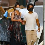 Auf den Straßen New Yorks stellt Katie Holmes mal wieder ihr gutes Gespür für Mode unter Beweis. Die Schauspielerin stylt eine bunte, schimmernde Fransenbluse zur dunklen Hose mit weitem Bein. Die braune Ledertasche hängt ihr lässig über der Schulter und die blauen Ballerinas sind perfekt für einen langen Spaziergang.