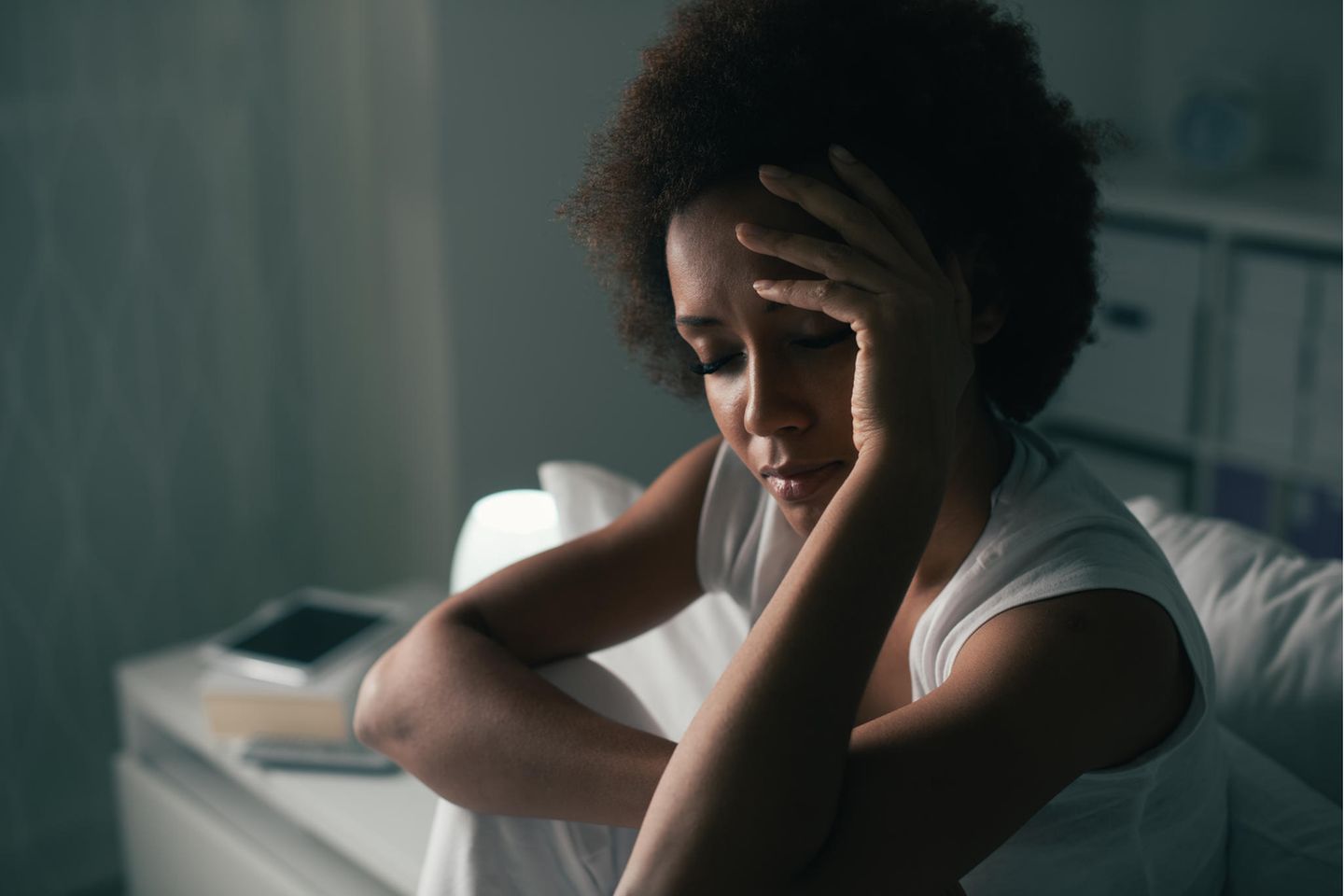 Müde Frau im Bett: Sleep Perception Gap