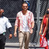 Bei Ryan Reynolds ist Sommerstimmung angesagt. Das macht sich auch in einem Outfit bemerkbar. Mit einem rosa Hemd und farbiger Sonnenbrille sorgt der Schauspieler direkt für gute Laune.