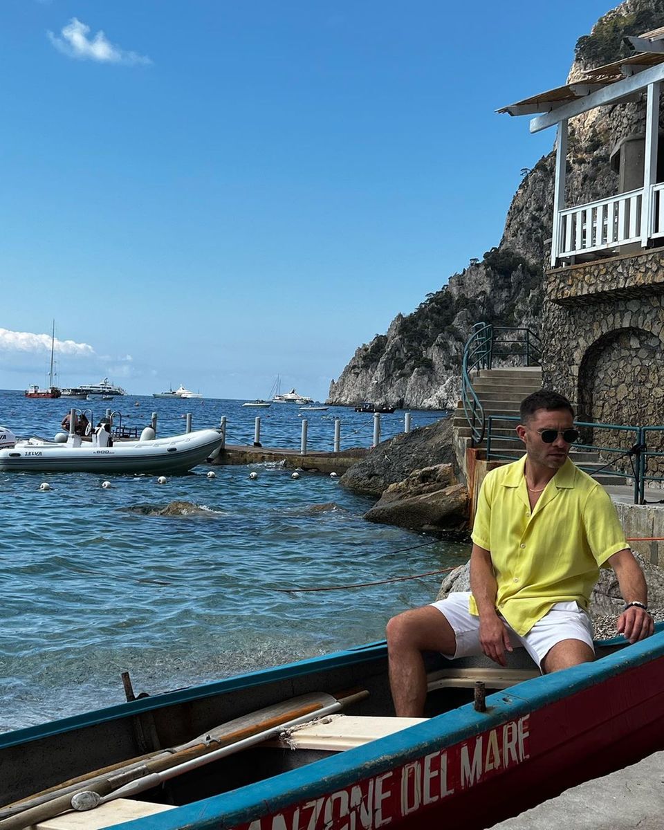 Auch Ed Westwick ist Fan der Trendfarbe Neongelb. In einem knalligen Hemd und einer weißen Shorts lässt es sich im Urlaub gutgehen. Auch Ed Westwick ist Fan der Trendfarbe Neongelb. In einem knalligen Hemd und einer weißen Shorts lässt es sich im Urlaub gutgehen.