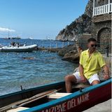 Auch Ed Westwick ist Fan der Trendfarbe Neongelb. In einem knalligen Hemd und einer weißen Shorts lässt es sich im Urlaub gutgehen.