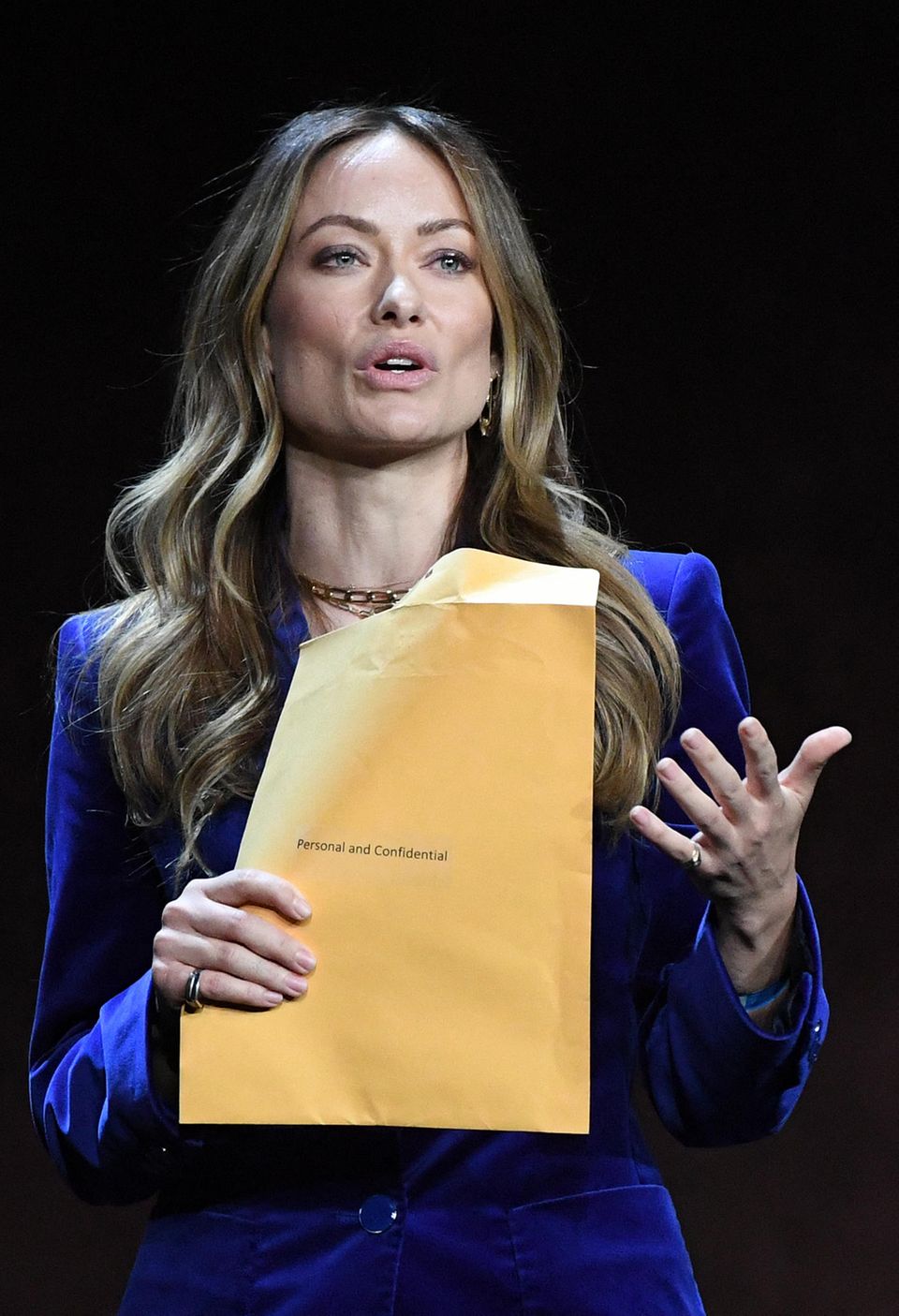 Olivia Wilde + Jason Sudeikis : Als Olivia Wilde am 26. April 2022 mitten in ihrer Präsentation für ihren neuen Thriller "Don't Worry Darling" während der CinemaCon 2022 im Caesars Palace in Las Vegas ein mysteriöser Umschlag überreicht wird, nahmen viele an, es handele sich um einen ausgeklügelten Scherz. Stattdessen bekam sie juristische Papiere ihres Ex-Partners Jason Sudeikis zugestellt. Als Olivia Wilde am 26. April 2022 mitten in ihrer Präsentation für ihren neuen Thriller "Don't Worry Darling" während der CinemaCon 2022 im Caesars Palace in Las Vegas ein mysteriöser Umschlag überreicht wird, nahmen viele an, es handele sich um einen ausgeklügelten Scherz. Stattdessen bekam sie juristische Papiere ihres Ex-Partners Jason Sudeikis zugestellt.