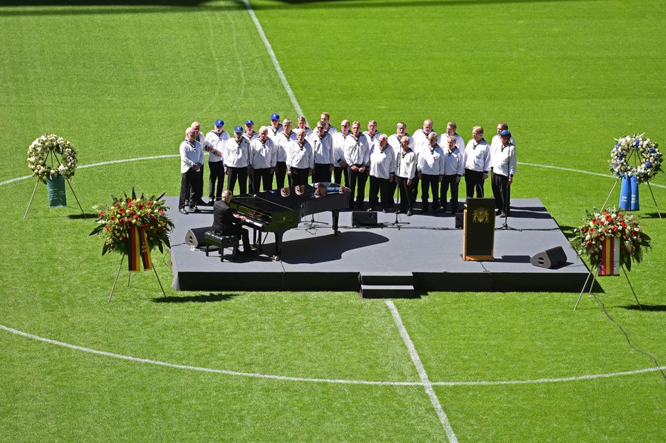 Pianist Joja Wendt performte gemeinsam mit dem Seemannschor Hamburg die Hymne der Stadt, "Hammonia".