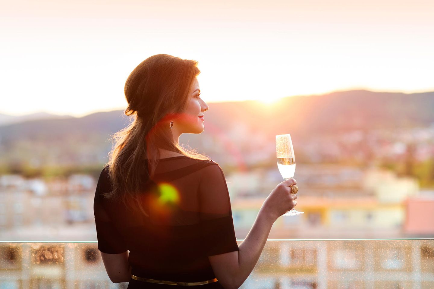 Horoskop: Eine Frau mit Sektglas