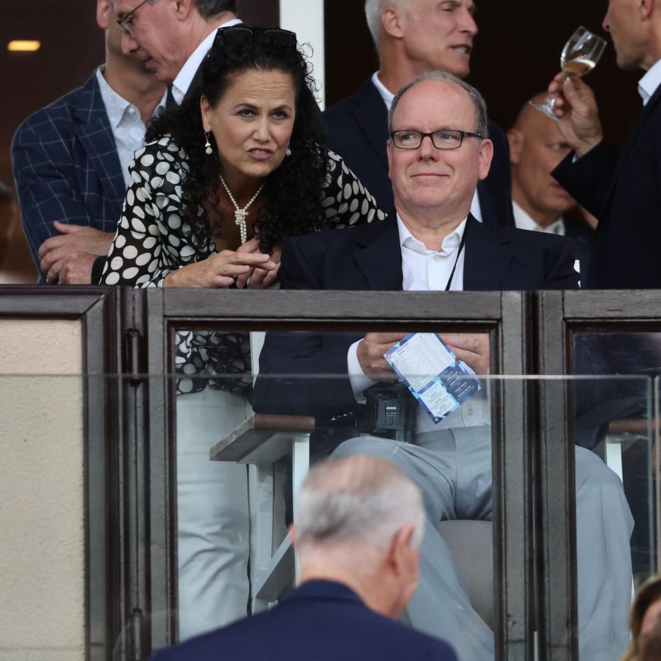 Fürst Albert und Gabrielle Sabharwal, Sekretärin bei Peace & Sport USA, beim Herculis EBS International Athletics Meeting im Stade Louis II in Monaco am 10. August 2022.