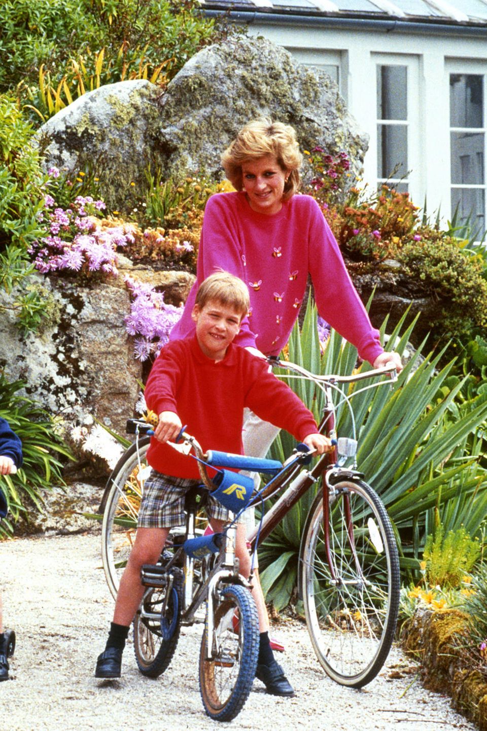 Charles, Harry, William und Diana auf Tresco am 1. Juni 1985 Charles, Harry, William und Diana auf Tresco am 1. Juni 1985