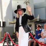 Diane Keaton ist für ihre monochromen, androgynen Outfit berühmt, bei der legendären Hand-und-Fußabdruck-Zeremonie am Grauman's Chinese Theater in Hollywood zeigt sie das mit weißer Marlene-Hose, schwarzen Blazer und hohem Hut mal wieder eindrucksvoll.