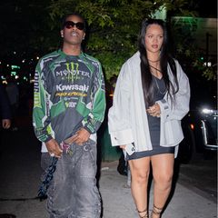Asap Rocky und Rihanna werden nach ihrem romantischen Dinner in New York gesichtet. Der Sänger trägt einen coolen Oversize-Look mit einer lässigen Sonnenbrille auf der Nase. Rihanna setzt etwas mehr auf Eleganz mit hohen Schuhen und einem engen Kleid. Trotz angespannter Gesichtsausdrücke herrscht zumindest modisch Harmonie. 