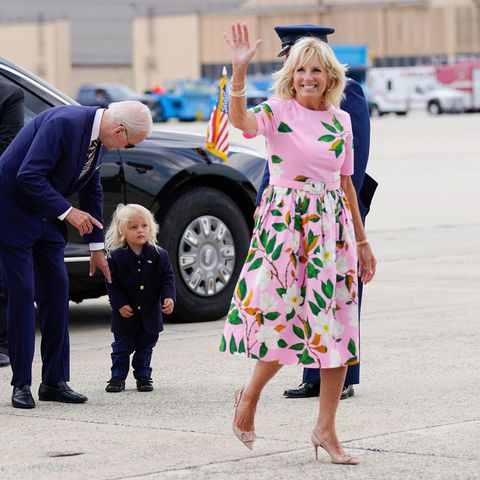 Das florale Sommerkleid in zartem Pink scheint es Jill Bidens Enkel Beau angetan zu haben. Auf dem Weg in den Familienurlaub nach South Carolina kann der Kleine den Blick gar nicht von seiner schönen Oma abwenden.