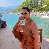 Alessandra Ambrosio ist die Glückliche, die ihren kühlen Drink mit tollem Meerblick genießen kann. Das Topmodel verbringt ihren Familienurlaub derzeit auf der Balkanhalbinsel Montenegro.