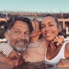 Dass zusammen einfach alles besser ist, sieht man Wayne, Mads und Annie Carpendale wirklich an. Mit diesem süßen Pool-Selfie aus Ibiza entzückt die Familie mal wieder ihre Instagram-Gemeinde. Wir wünschen noch ganz viel Spaß!