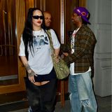 Rihanna ist nicht nur Fan ihres Freundes ASAP Rocky, sie scheint auch eine Vorliebe für Oldschool Hip-Hop zu haben, wie ihr T-Shirt verrät. Beim Dinner-Date kombiniert sie zu Minirock und XL-Overknee-Stiefeln ein T-Shirt des Wu-Tang-Clan-Mitglieds Robert Fitzgerald Diggs, dessen Pseudonym RZA ist. 