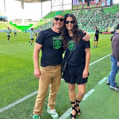 Matthew McConaughey und Camila Alves McConaughey teilen das gleiche Hobby: Sie sind Football Fans des Vereins Austin FC. Und diese Vorliebe zeigen sie auch stolz auf ihren T-Shirts. Im Vereins-Shirt feiern sie den Sieg ihrer Lieblingsmannschaft. 