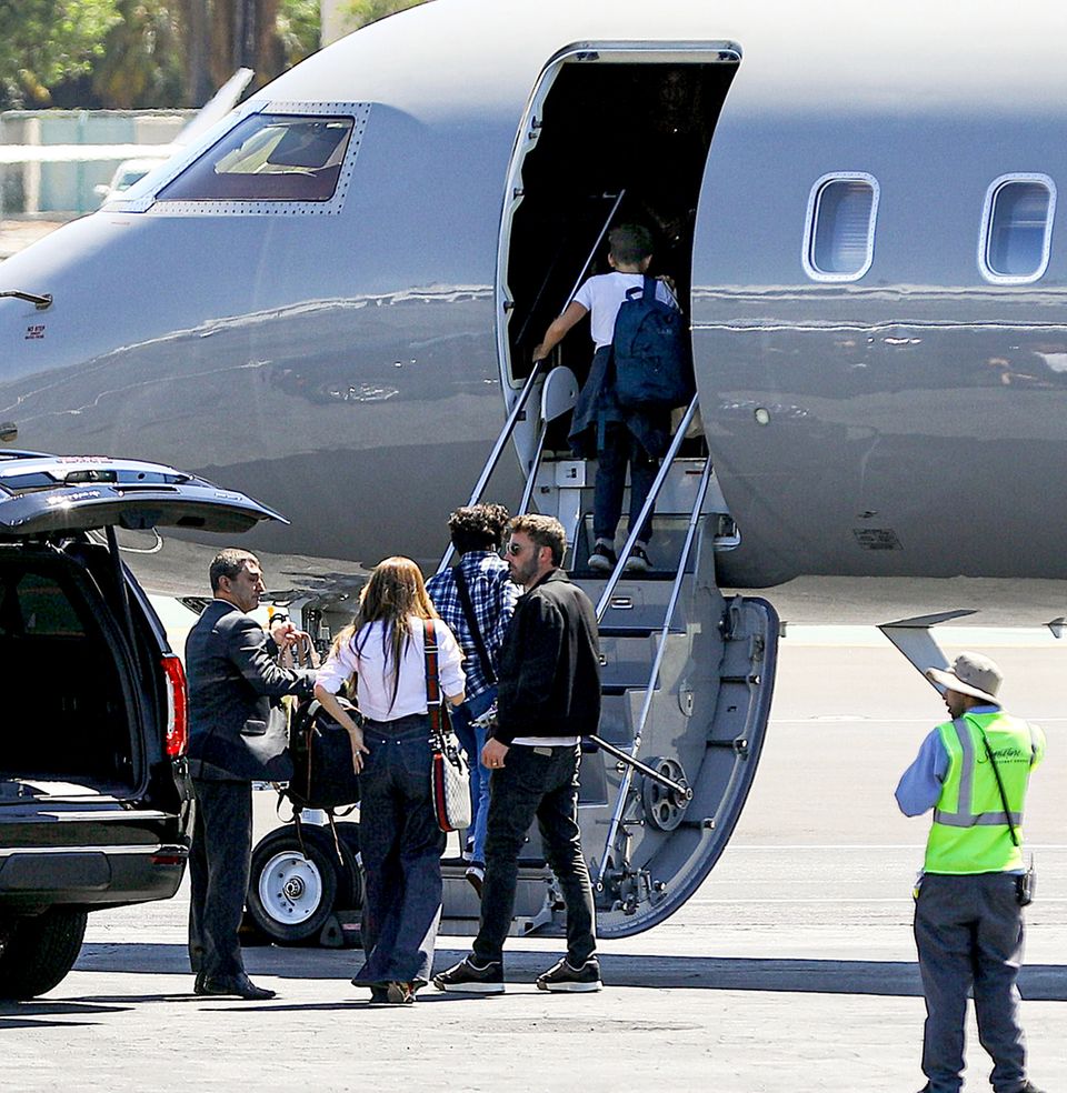 Jennifer Lopez und Ben Affleck steigen in ein Privatjet