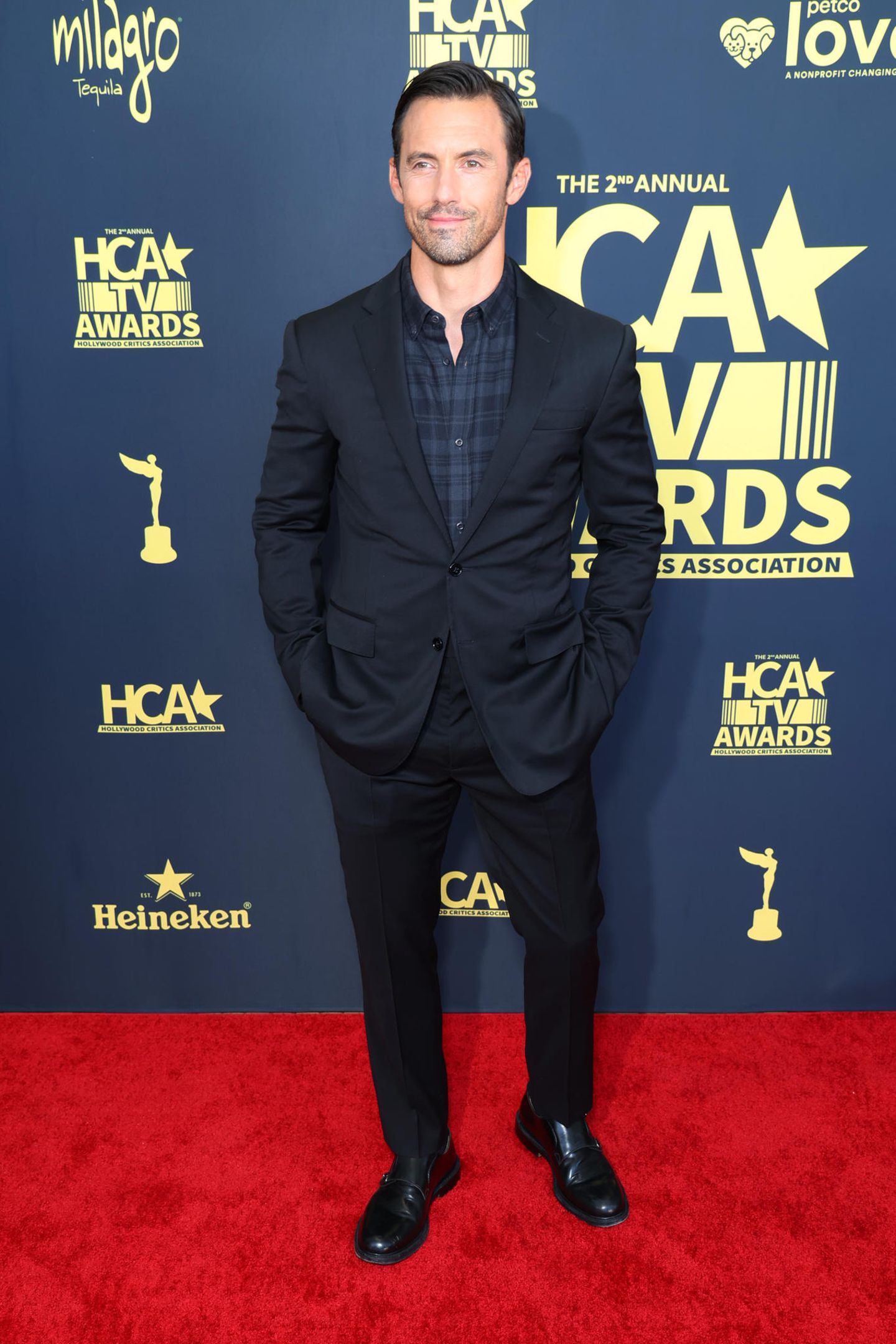 Milo Ventimiglia überrascht bei den HCA TV Awards mit modischem Unterstatement. Anstatt weißem Hemd trägt er ein legeres Karo-Hemd zum sportlichen Anzug. 
