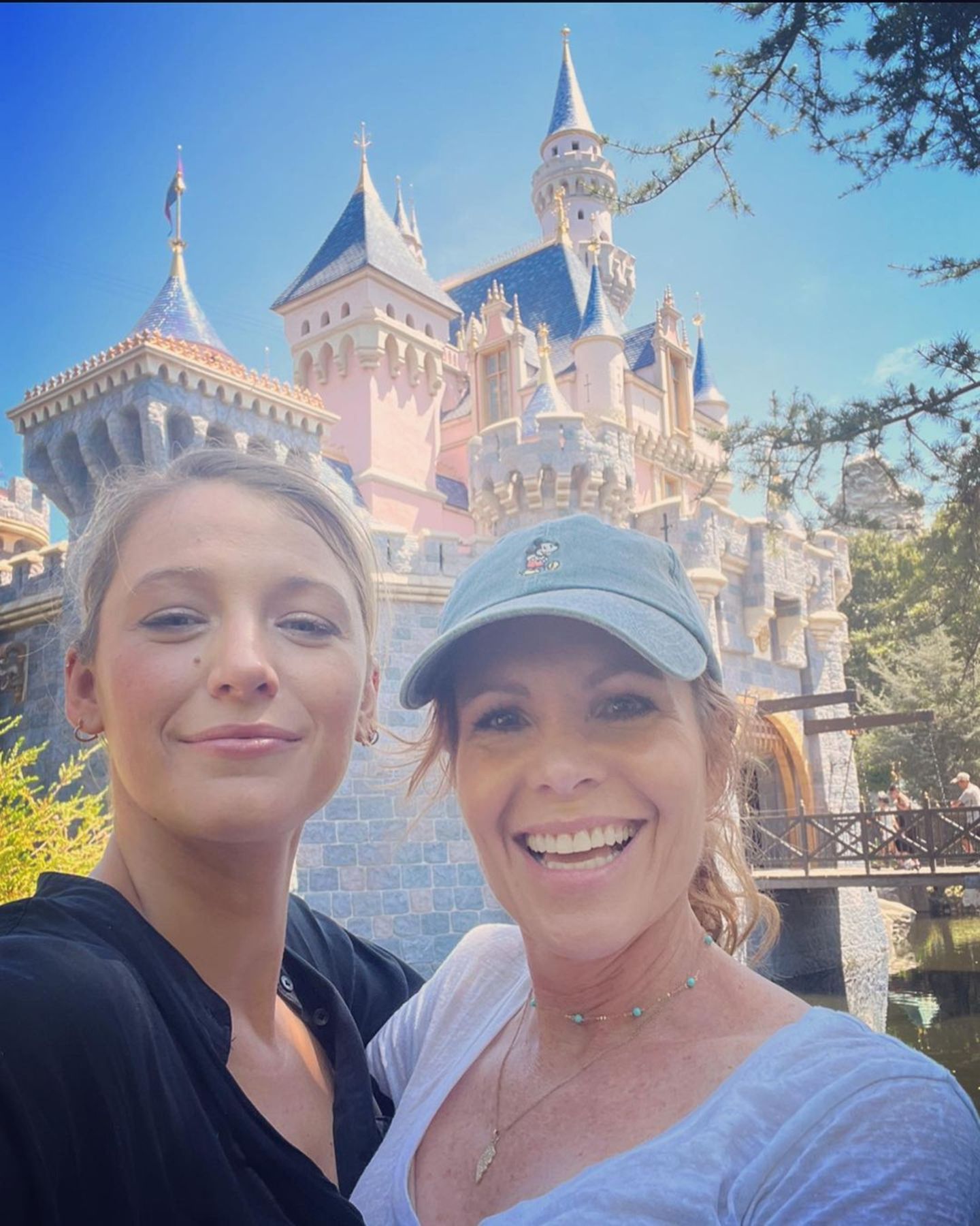 Disneyland: Blake Lively mit Schwester Robyn Lively