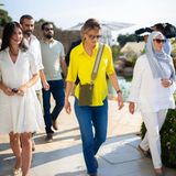 Königin Rania von Jordanien zeigt sich bei einem Besuch im Livinc-Inkubator im entspannten Alltags-Outfit mit knalliger Bluse. Dazu stylt sie eine gerade geschnittene Jeans und Schürstiefel in Braun. Die kleine Crossbody-Bag und die lässige Sonnenbrille runden den Look perfekt ab.