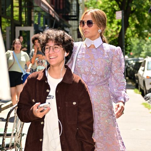 Emme Muñiz schlendert mit Kopfhörern und einer glamourös gekleideten Jennifer Lopez im Schlepptau durch den New Yorker Stadtteil SoHo. In einer braunen Cordjacke und klassischen Jeans bleibt sich Emme modisch treu. Der Teenager liebt alles, was locker und lässig sitzt. 