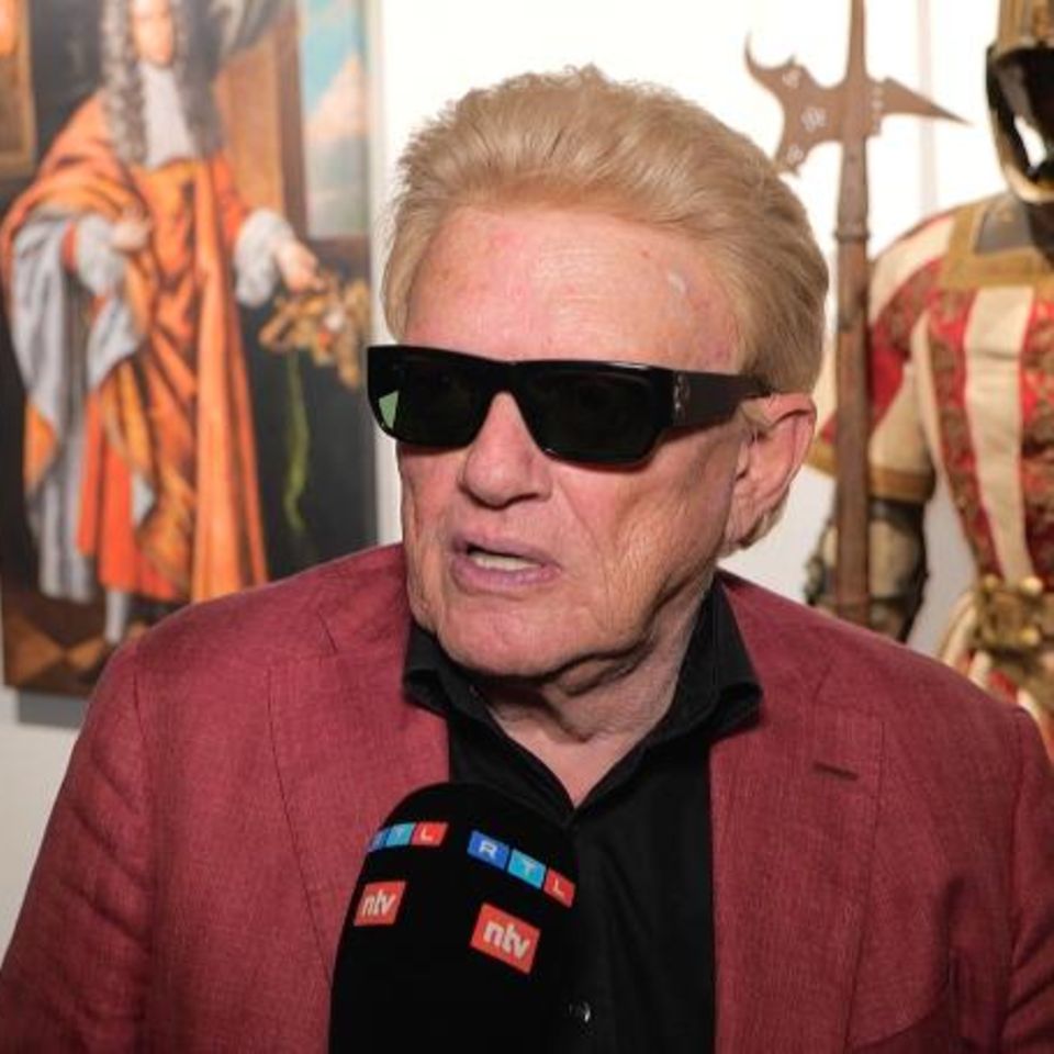 Sänger Heino gibt dem Sender RTL ein Interview.