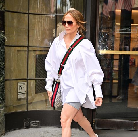 In einem coolen Streetstyle-Look verlässt Jennifer Lopez ein Kaufhaus in New York. Ihre Oversize Bluse hat schon fast die Länge eines Kleids. Dazu kombiniert hat sie eine große Gucci Umhängetasche und ein lässiges Paar Sneaker. Die Statement Creolen und Pilotenbrille dürfen natürlich nicht fehlen! Kaum zu glauben, dass der Star noch am selben Tag so anders aussieht...