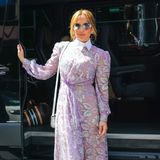 Das nennen wir einen modischen Wandel! So schnell wechselt Jennifer Lopez aus einem Alltags-Outfit in ein elegantes Kleid. In hohen Schuhen und einem Maxikleid steigt die Beauty aus dem Auto. Optisch hat sich alles an ihrem Outfit geändert. Nur ein besonderes Accessoire bleibt: Eine Sonnenbrille. Die Wandelbarkeit der Zwei-Fach-Mami raubt einem jedes Mal aufs Neue den Atem.