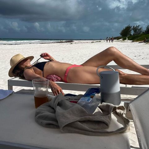 Hach, sieht das herrlich aus! Jennifer Aniston genießt mit ein paar Freunden eine Auszeit im Paradies. Leider ist der Urlaub für die Schauspielerin schon wieder vorbei. Mit diesem Schnappschuss, den sie bei Instagram postet, erinnert sie sie sich an die schöne Auszeit und fleht "Bring uns zurück!" Man kann es verstehen.