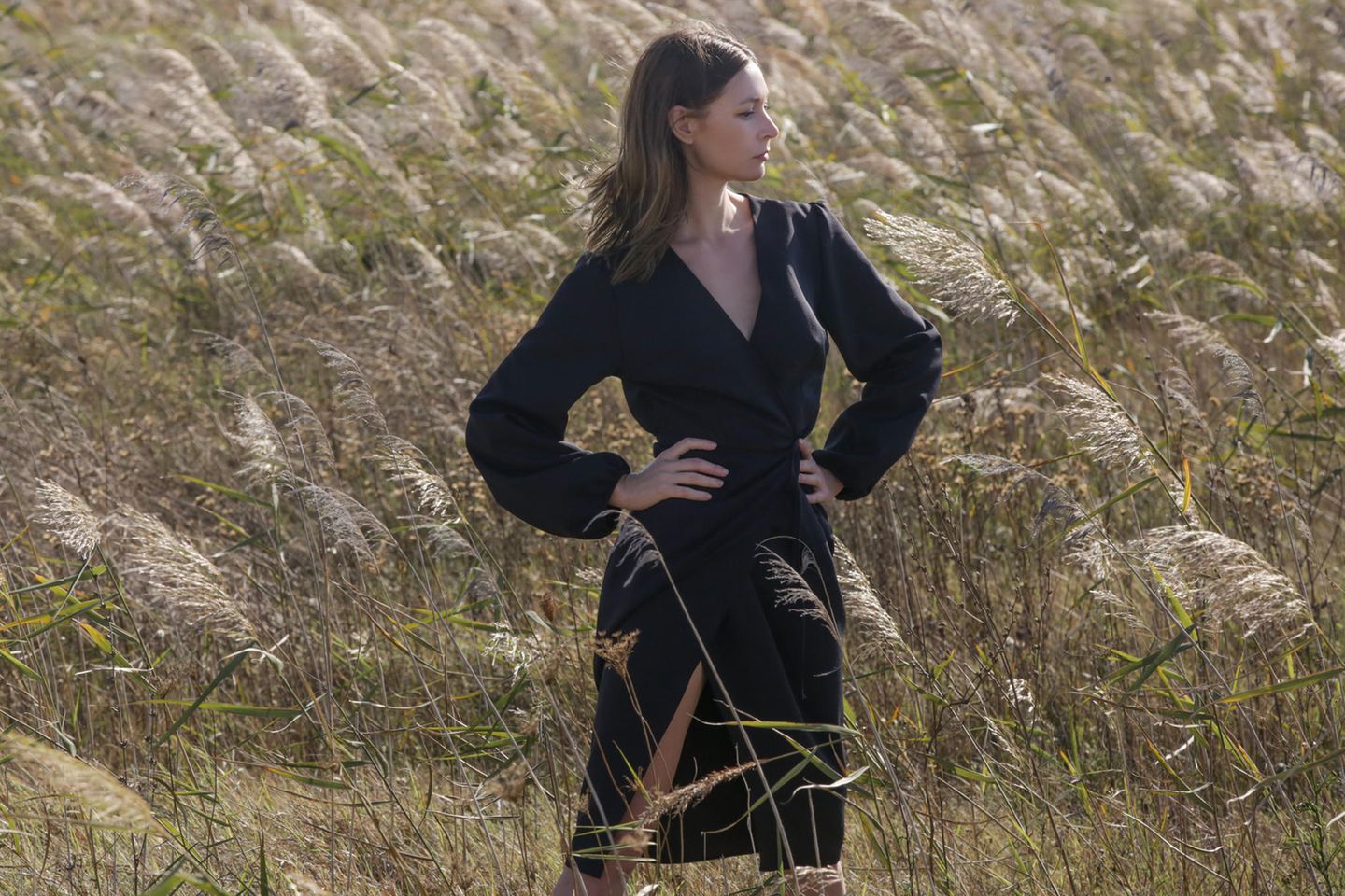 Frau trägt schwarzes Wrap Dress, Wickelkleid-Trend 2022