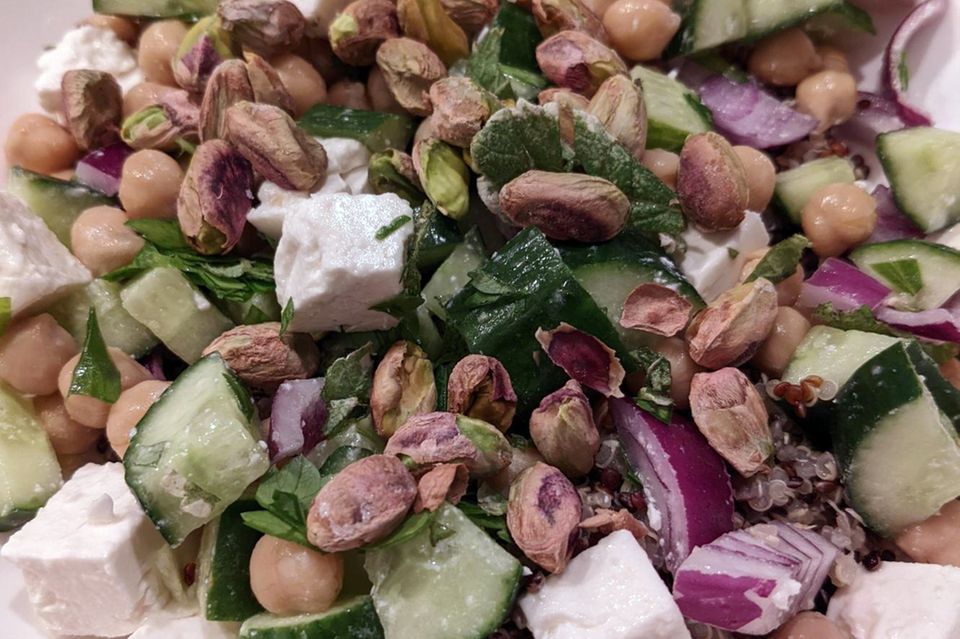 Wir haben den Salat direkt selbst ausprobiert, mit Quinoa statt Bulgur. Fazit: Sehr lecker und leicht, trotzdem sättigend.
