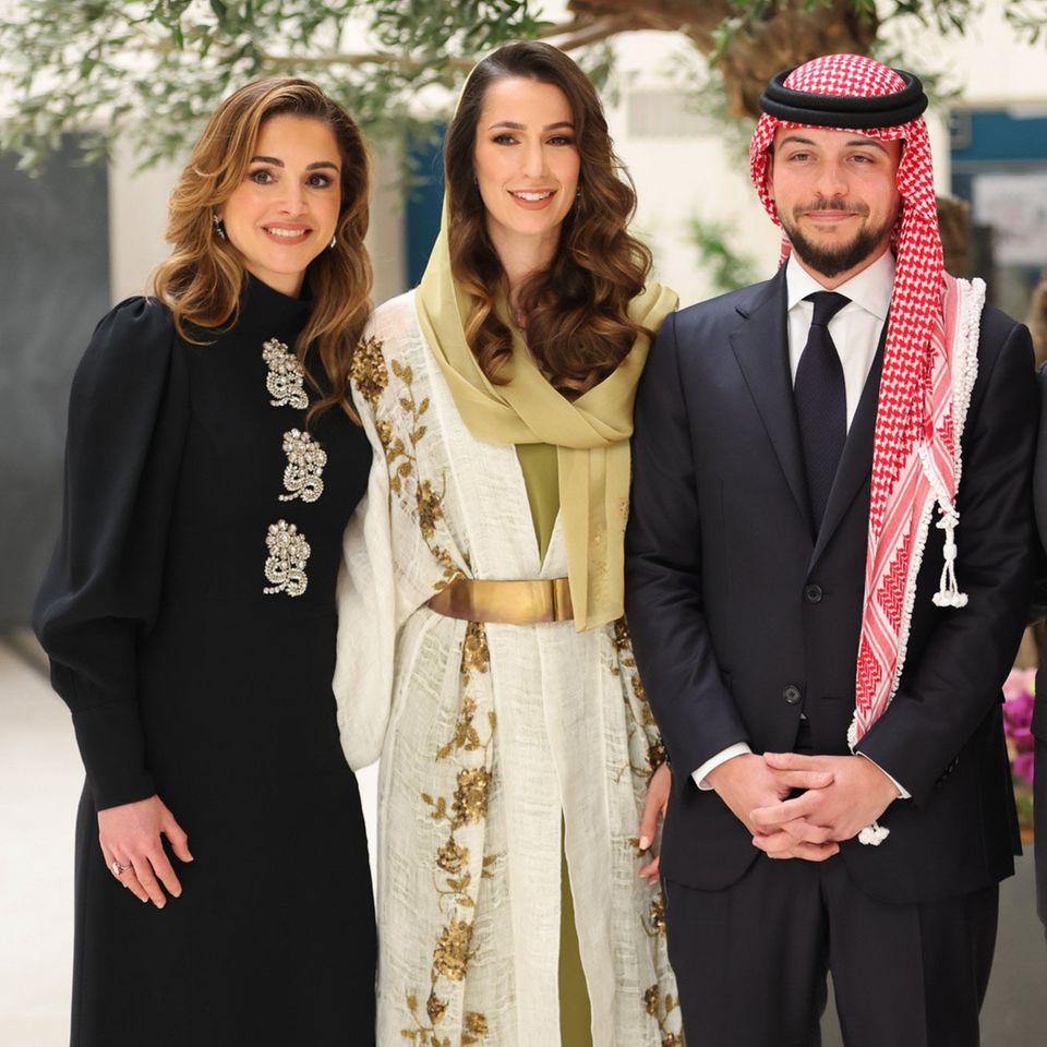 Königin Rania feiert die Verlobung ihres Sohnes in einem schwarzen Kleid mit Glitzerdetails. 