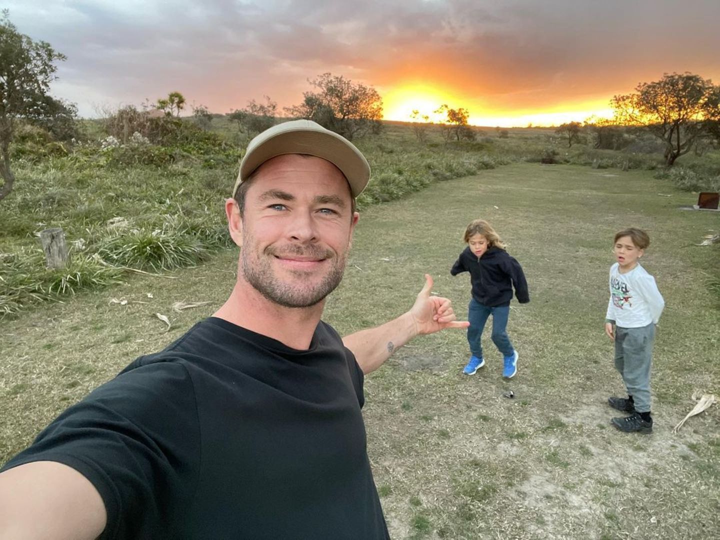 Chris Hemsworth mit seinen Söhnen beim camping