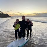 Chris Hemsworth und seine Söhne nach dem Surfen