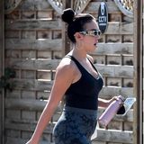 Von nichts kommt nichts! Fleißig auf dem Weg ins Gym wird Georgina Rodríguez von den Paparazzi erwischt. Da hilft selbst die graue Camouflage-Leggings nicht. Kombiniert zu ihrer Sporthose hat sie ein schwarzes Tanktop und eine Muster-Print-Sonnenbrille von Balenciaga. Die Chanel Tasche in Weiß darf natürlich auch nicht fehlen. 