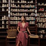 Alessandra de Osma berichtet auf ihrem Instagram-Account von einer Entdeckung in ihrer Heimat Madrid. Sie hat einen traditionsreichen Laden für Espadrilles gefunden! In einem burgunderroten Maxikleid mit raffiniert ausgestellten Ärmeln und tiefem Dekolleté beweist sie, dass sie auch im Alltag extrem stylisch unterwegs ist. 