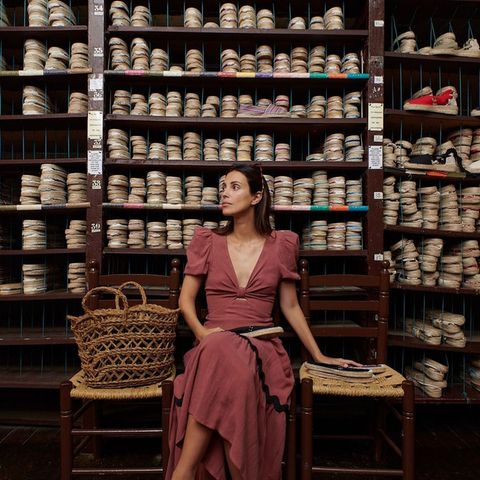 Alessandra de Osma berichtet auf ihrem Instagram-Account von einer Entdeckung in ihrer Heimat Madrid. Sie hat einen traditionsreichen Laden für Espadrilles gefunden! In einem burgunderroten Maxikleid mit raffiniert ausgestellten Ärmeln und tiefem Dekolleté beweist sie, dass sie auch im Alltag extrem stylisch unterwegs ist. 