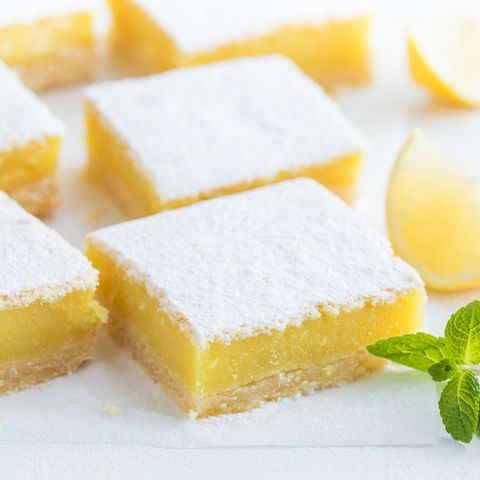 Göttlicher Genuss: Zitronenkuchen auf einer weißen Tischdecke angerichtet