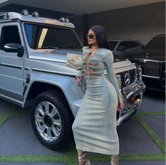 Testet Kylie Jenner hier gerade ihre Tarnfähigkeit im persönlichen Fuhrpark? Lässig lehnt sich die Multimillionärin in einem Bleached-Jeanskleid an ihre Mercedes-G-Klasse und verschmilzt dabei fast mit dem Auto. Dessen silberner Lack und der helle Ton von Kylies Maxikleid unterscheiden sich nämlich wirklich kaum voneinander. Einzig ihre Stiefel mit Schlangenprint sorgen für einen Farbtupfer in der Symbiose aus Luxusschlitten und Besitzerin.
